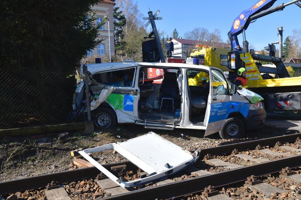 Řidič sanitky se srazil s vlakem a převážený pacient zemřel: Svítilo bílé světlo! tvrdí