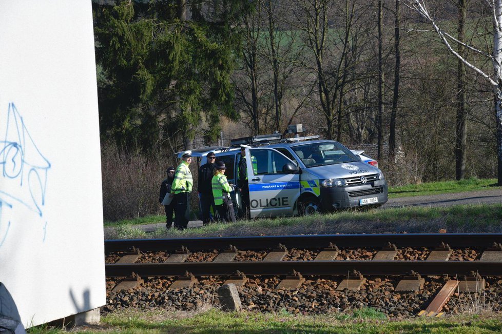 Řidič sanitky se srazil s vlakem a převážený pacient zemřel: Svítilo bílé světlo! tvrdí