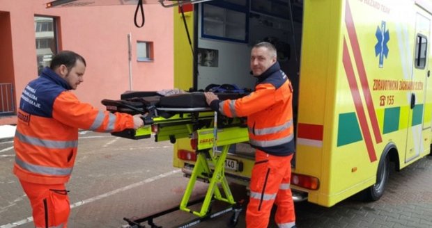 Se třemi muži se v Bruntále zřítila vysokozdvižná plošina: Z osmi metrů dopadli na beton. (Ilustrační foto)