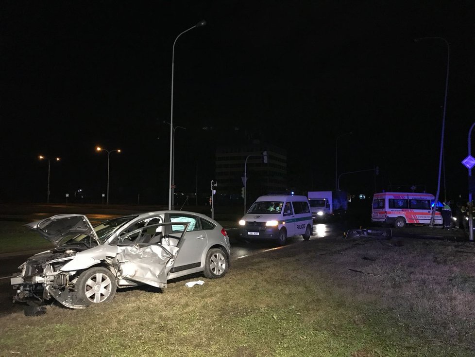 V noci na pátek došlo k nehodě sanitky, která převážela těhotnou, a osobního auta.