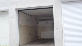 Pohled do jedné z garáží pro sanitní vozy jičínské nemocnice