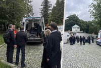 Smutné přání nemohoucího Dušana: Pohřbít manželku mohl díky speciální sanitce