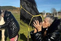 Milovnice koní Hana ztratila zrak: Se slzami v očích se loučila s kobylkou Carmen