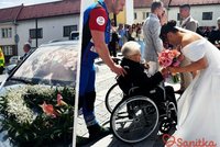 Svatba bez babičky není svatba: Sanitka snů dovezla nemohoucí seniorku až na obřad