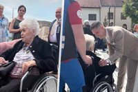 Nejhezčí dárek novomanželům: Sanitka splněných snů na veselku přivezla nemocnou ženichovu babičku