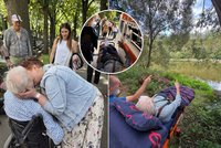 Kvůli zdraví paní Hanka nemohla navštívit milované na hřbitově: Pomohla Sanitka splněných snů