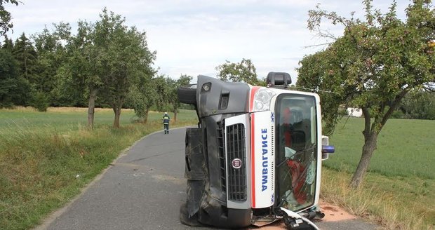 Nehoda sanitky: Vyhýbala se autobusu a skončila na boku