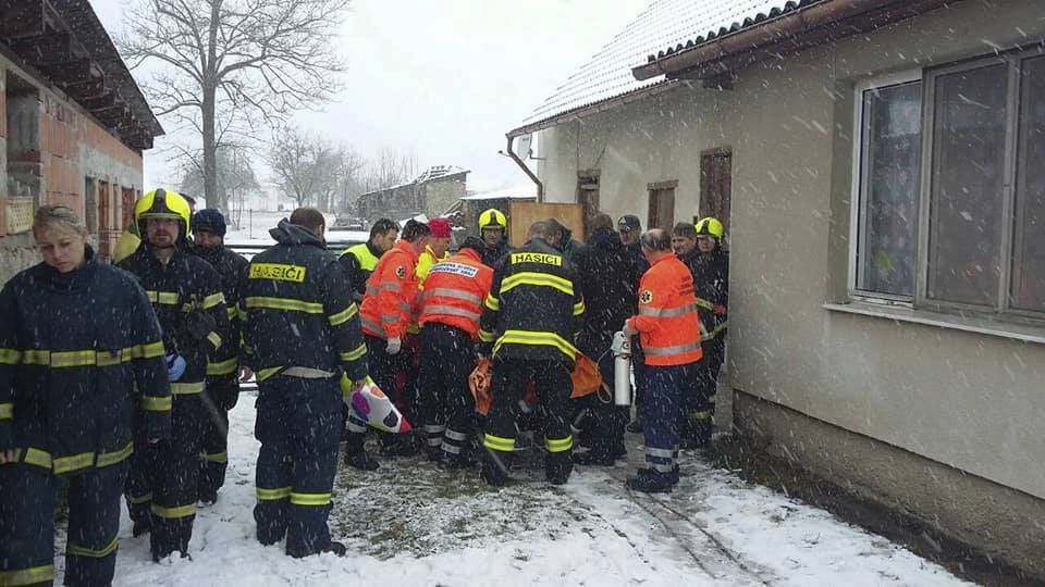 Na Benešovsku záchranáři převáželi 320kilového pacienta. Bohužel zemřel.