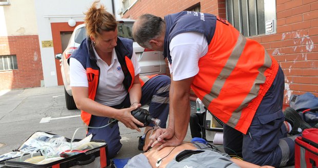 Zatímco záchranáři v Brně pomáhali zraněnému muži, útočil na ně agresivní opilec (25). (Ilustrační foto)
