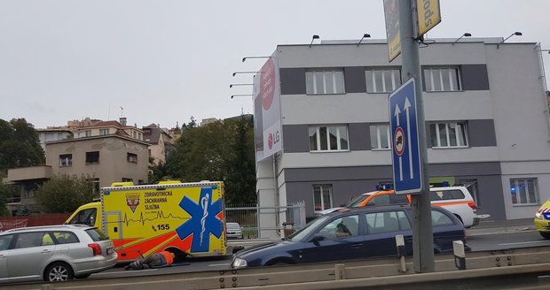 Vozu záchranné služby odletělo za jízdy kolo. Nikomu se nic nestalo, škoda je jen na autech.