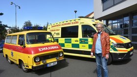 Vítězslav Sladký u své sanitky Škoda 1203 a nejmodernějšího vozu plzeňské záchranky VW Crafter.