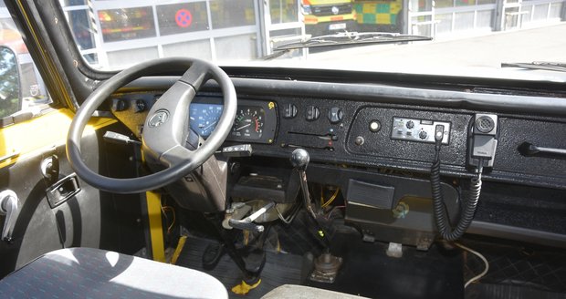 Přístrojová deska a místo řidiče v sanitce Škoda 1203 (pohled okénkem ze zadní části vozu).