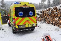 Dramatická záchrana: Senior si v lese zlomil nohu, sanitka tam nemohla! Pomohli dřevorubci