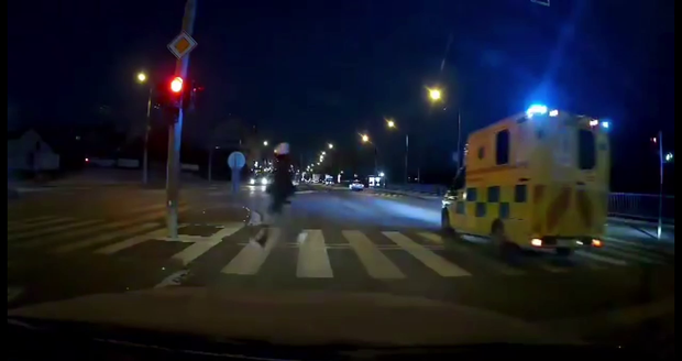 Bezohledný chodec ve Zlíně skočil přímo pod kola sanitky: Děsivý incident zachytila kamera