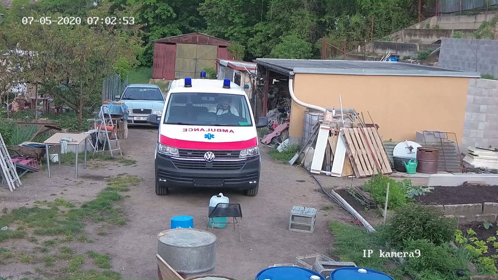 Pražští policisté pátrají po zloději, který v pražské Krči vykradl dvě sanitky.