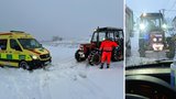 Záchranáři uvízli ve sněhu: Místní je vyprostili po 40 minutách tvrdého úsilí