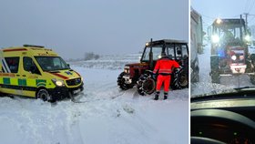 Jihomoravští záchranáři uvízli ve sněhu u Hlíny na Brněnsku. Místní lidé je ale nenechali na holičkách a vytáhli je traktorem.