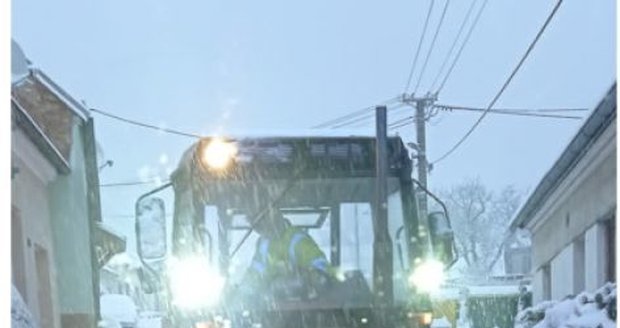 Jihomoravští záchranáři uvízli ve sněhu u Hlíny na Brněnsku. Místní lidé je ale nenechali na holičkách a vytáhli je traktorem.