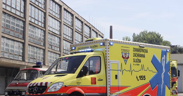 Záchranáři v Praze jsou zoufalí: Nemocnice odmítaly pacienta se zástavou srdce 2 hodiny!