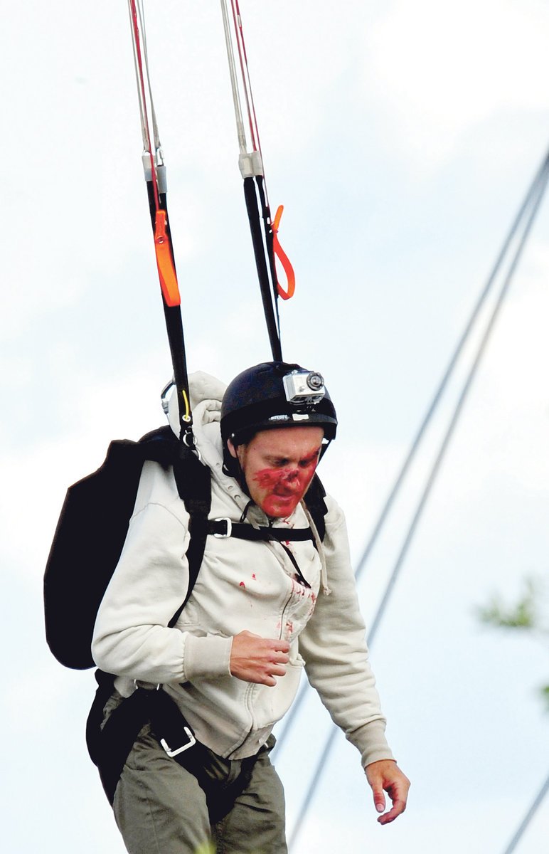 Paraglidista v Sanitce 2 utrpěl i četná zranění v obličeji.