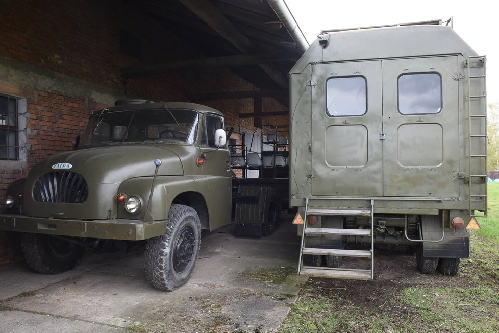 Kvůli řízení náklaďáků ve sbírce si lékař musel dodělat autoškolu. Teď má třeba zajímavý tahač Tatra 138 se štábním přívěsem.