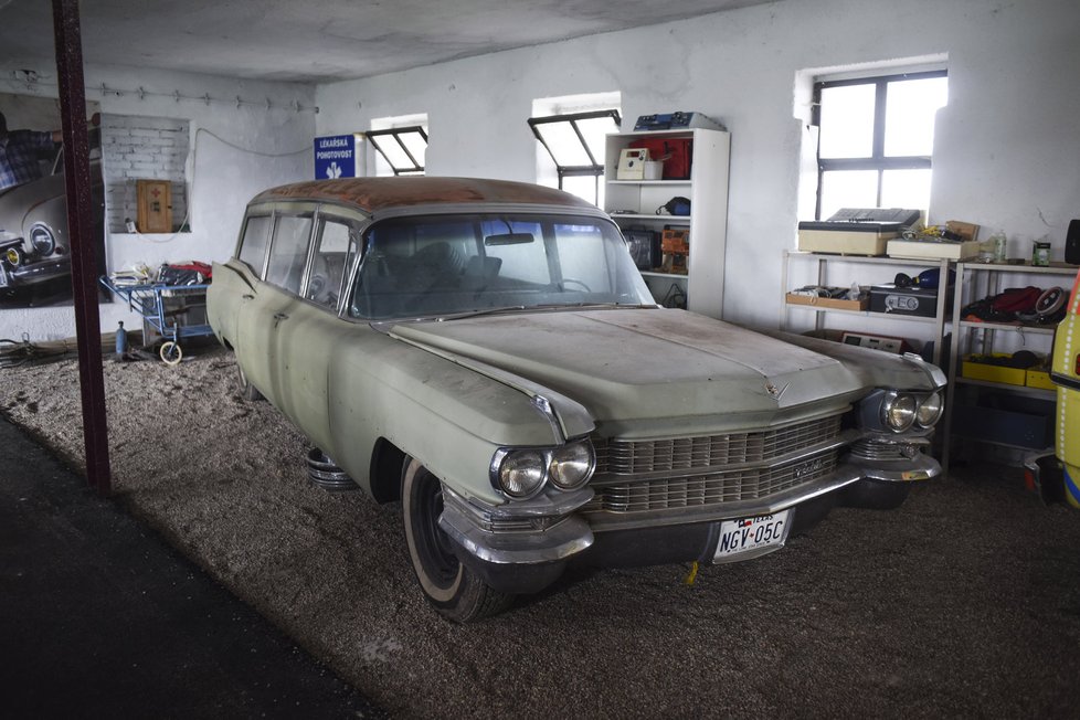 Sedmimetrový cadillac z roku 1963 sloužil současně pro převoz pacientů i zemřelých. Na jeho transport bylo třeba podvalníku pro dvě auta.