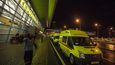 Sanitky před letiště v Kazani, kde se zřítil Boeing 737