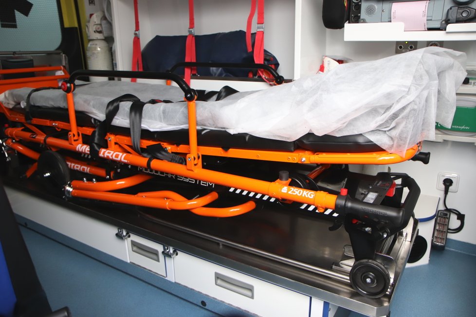U lůžka jsou dvě sedadla určená pro zdravotníky vybavená bezpečnostními pásy.