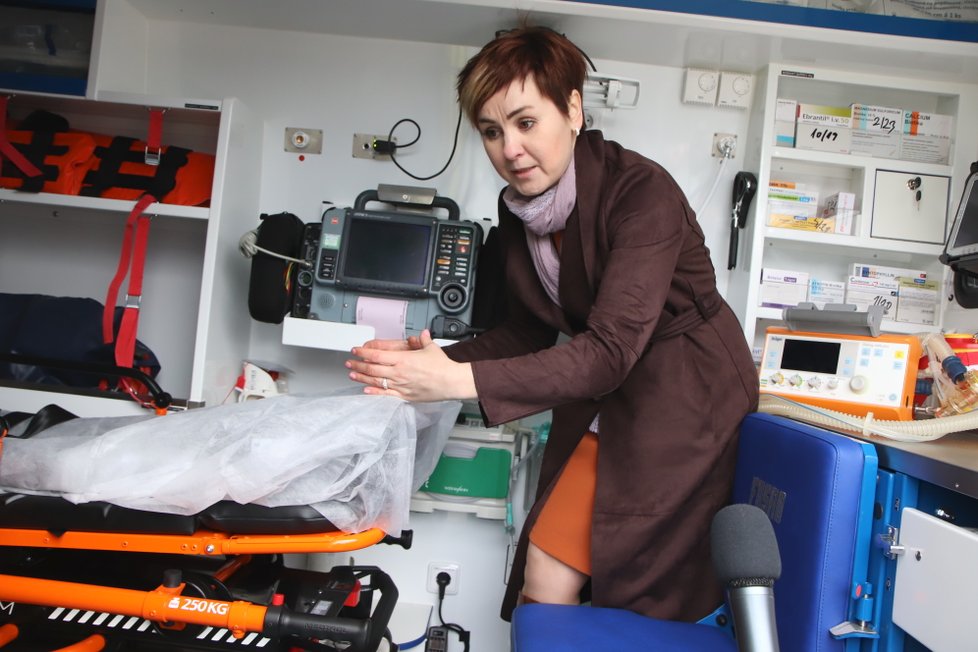 Romana Pochylá, hlavní sestra jihomoravské záchranky ukazuje využití speciální sedačky u hlavy pacienta.