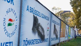 „Bruselské sankce nás ničí!“ hlásaly Orbánovy billboardy, inzeráty a letáky.