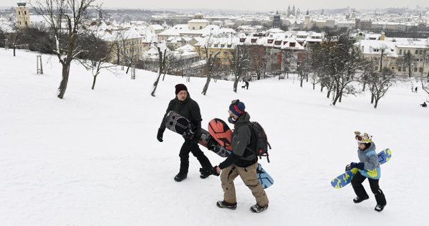 Pražané v úterý 9. února vyrazili na Petřín užít si sněhu.