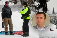 Už ani na sáňky? Pražané si vyrazili užít sníh na Petřín, vyhnali je strážníci. „Není to sjezdovka!“ řekl Hamáček