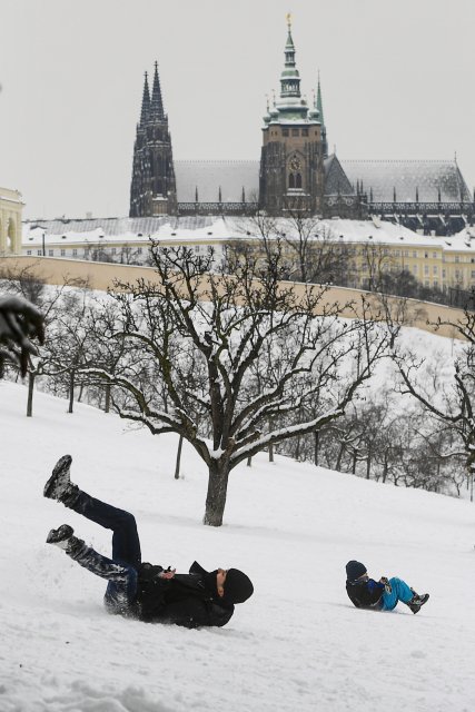 Pražané v úterý 9. února vyrazili na Petřín užít si sněhu.