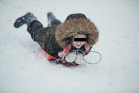 Zabila se při bobování! Žena narazila v Kopřivné do saní se skútrem, nebylo jí pomoci