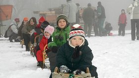 Dítě (4) na sáňkách vjelo přímo pod auto!