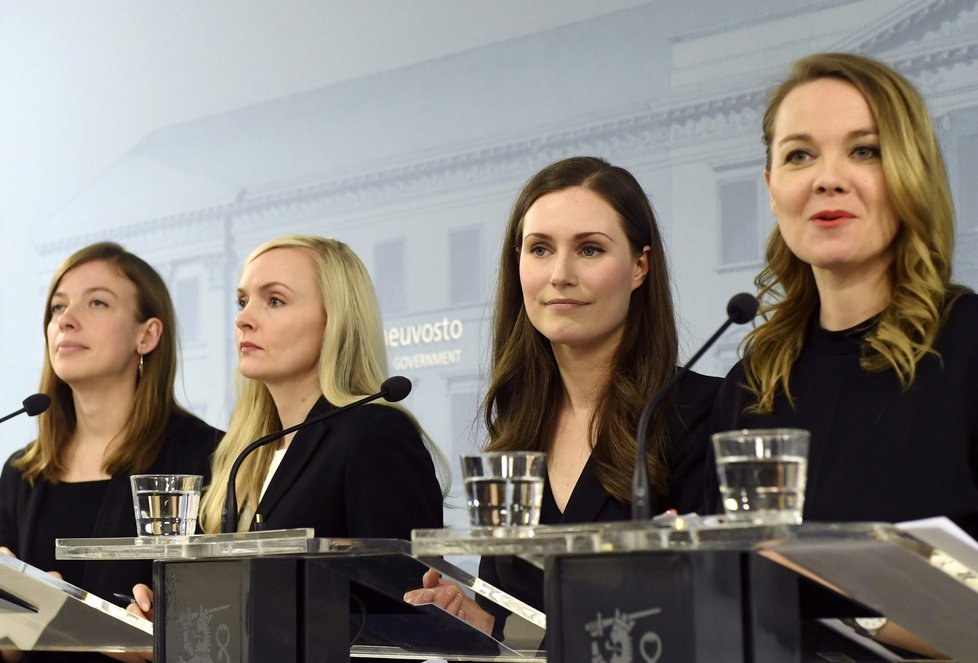 Finská premiérka Sanna Marinová s vládními kolegyněmi Li Andressonovou, Marií Ohisalovou a Katri Kulminiovou
