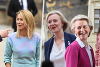 10 vlivných žen summitu: Šéfka Ursula i Putinovy odpůrkyně. Trussová v Praze žehlila spor s Macronem