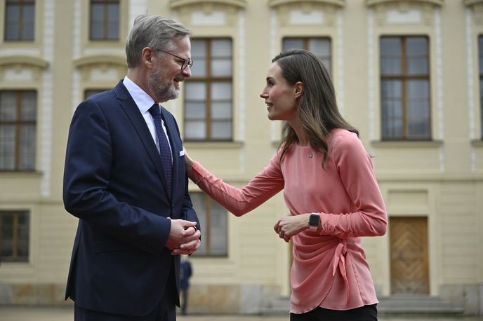 Příjezd státníků na první jednání širšího formátu evropských zemí, Evropského politického společenství, 6. října 2022, Pražský hrad, Praha. Český premiér Petr Fiala a finská premiérka Sanna Marinová.