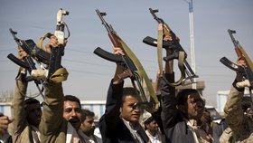 Šíité pozvedli zbraně a zaútočili. Kolem prezidentského paláce v hlavním městě Sanaa stoupá dým.