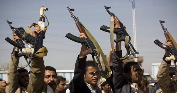Šíité pozvedli zbraně a zaútočili. Kolem prezidentského paláce v hlavním městě Sanaa stoupá dým.