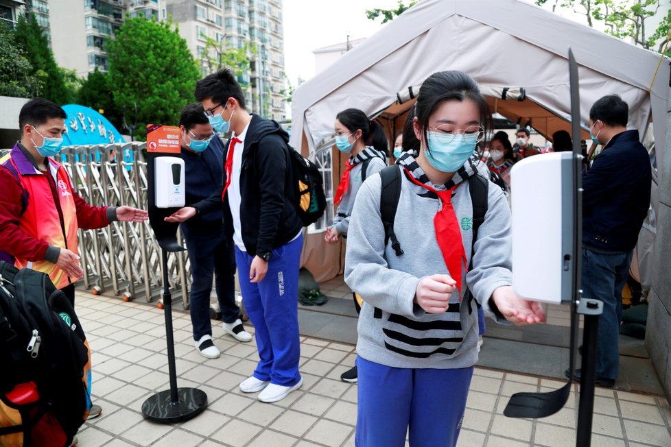 Koronavirus v Šanghaji: Studenti si musí před vstupem do školy umýt ruce a použít dezinfekci (27.4.2020)