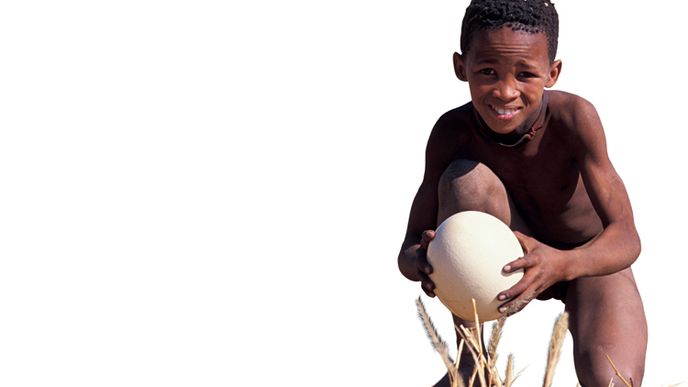 Sanský chlapec z Namibie s pštrosím vejcem
