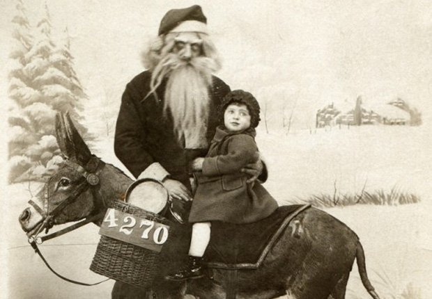 Démonický Santa unáší jednu ze svých obětí na koni.