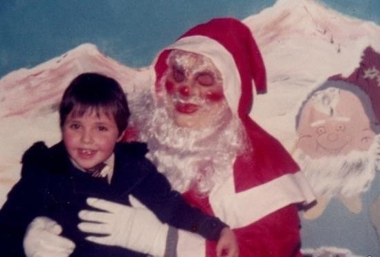 Zombie Santa se při nadělování dárků hnije a zapáchá.
