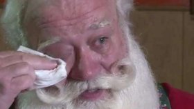 Muž pracující jako herec Santa Clause prý po smrti chlapce nemohl kvůli slzám ani řídit domů.