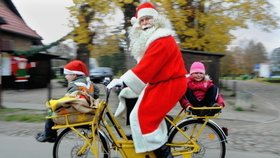 Santa Claus vezie deti na svojom bicykli brandenburskou dedinou Himmelpfort. Práve tu otvoril Santa Claus svoju kanceláriu na vybavovanie vianočnej korešpondencie. 