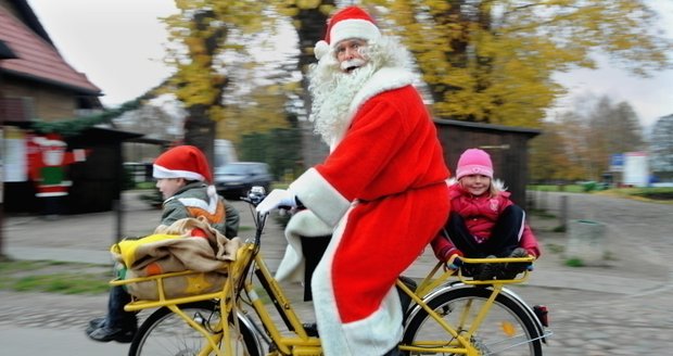 Santa Claus vezie deti na svojom bicykli brandenburskou dedinou Himmelpfort. Práve tu otvoril Santa Claus svoju kanceláriu na vybavovanie vianočnej korešpondencie. 