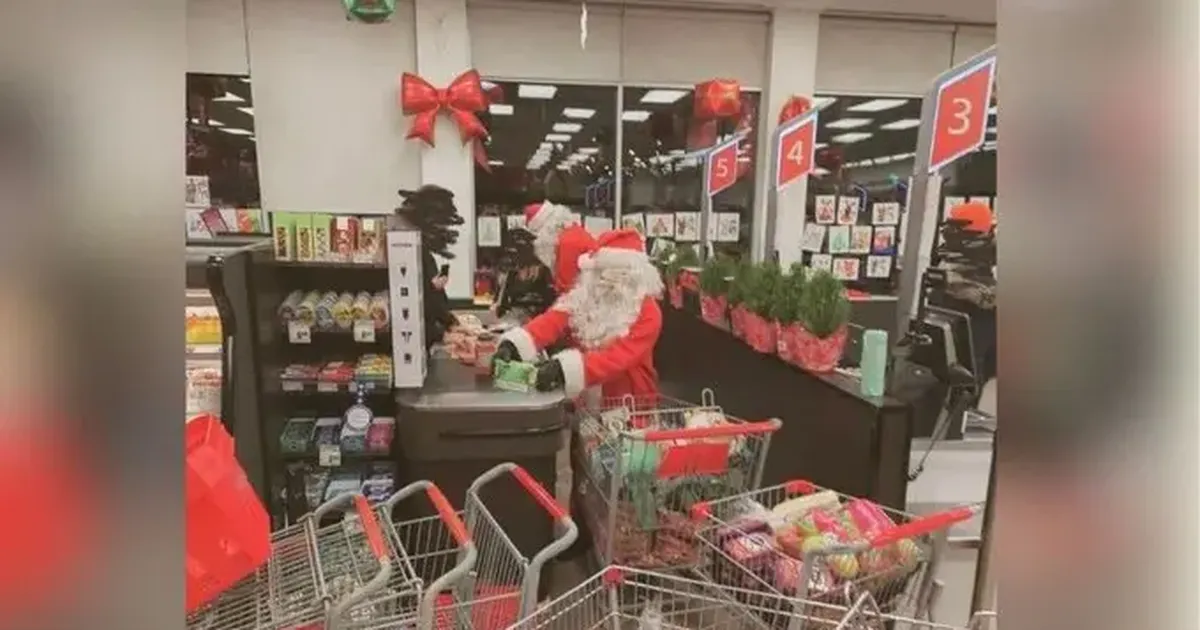 El robo a Papá Noel antes de Navidad: Ladrones encubiertos han asaltado un supermercado, entregando el botín a los necesitados.