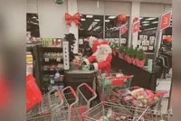 Santova předvánoční loupež: Zloději v převleku vykradli supermarket, lup dali potřebným