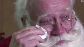 Santa Claus v slzách popsal poslední okamžiky malého chlapce s rakovinou, který mu zemřel v náručí